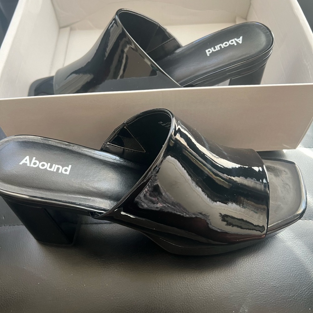 Abound brand platform sandal women’s size 12 fits narrow.